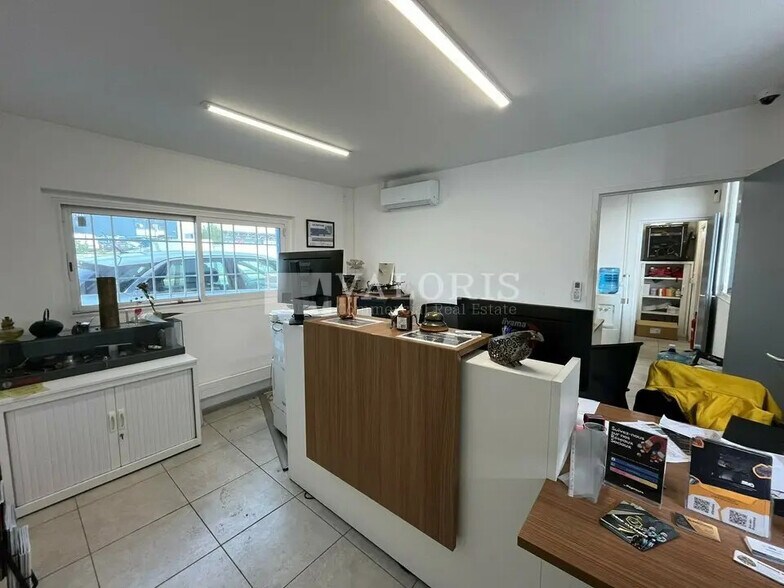 Light Industrial in Vitrolles to rent - Interior Photo - Image 3 of 9