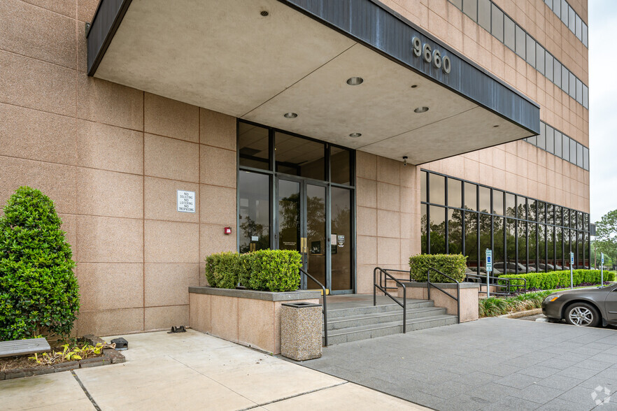 9660 Hillcroft Ave, Houston, TX for rent - Building Photo - Image 3 of 5