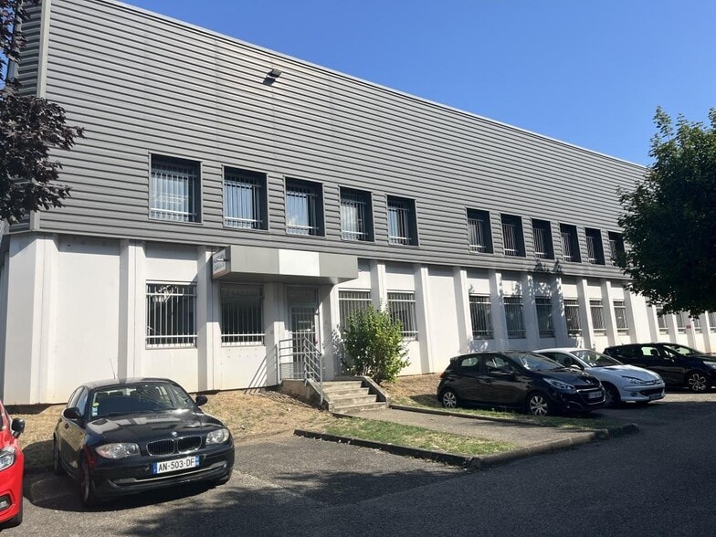 Light Industrial in Vénissieux to rent - Building Photo - Image 2 of 12