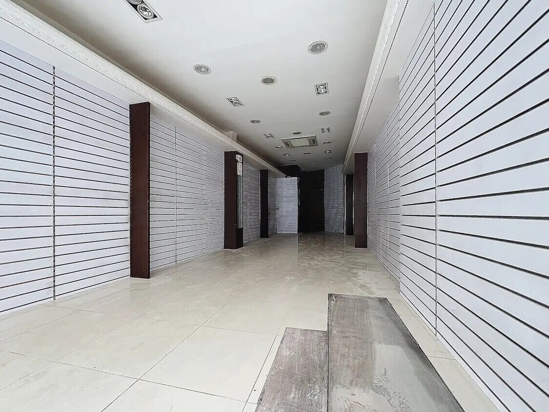 Retail in Paris to rent Interior Photo- Image 1 of 10