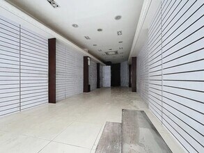 Retail in Paris to rent Interior Photo- Image 1 of 10