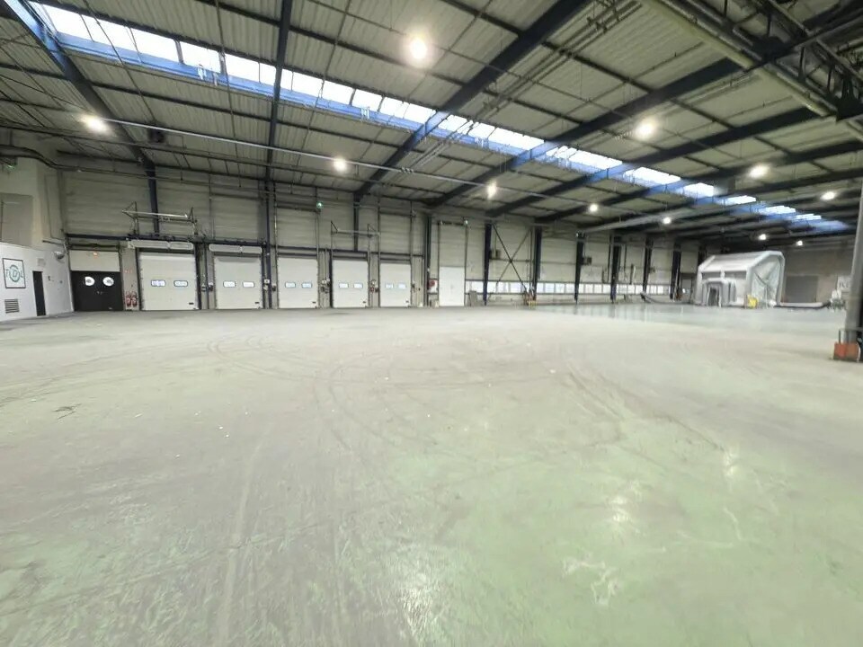 Light Industrial in Louvres to rent Interior Photo- Image 1 of 9