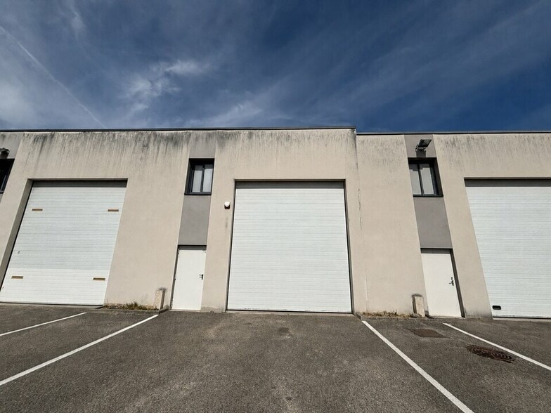 Light Industrial in Saint-Laurent-de-Mure to rent - Building Photo - Image 1 of 12