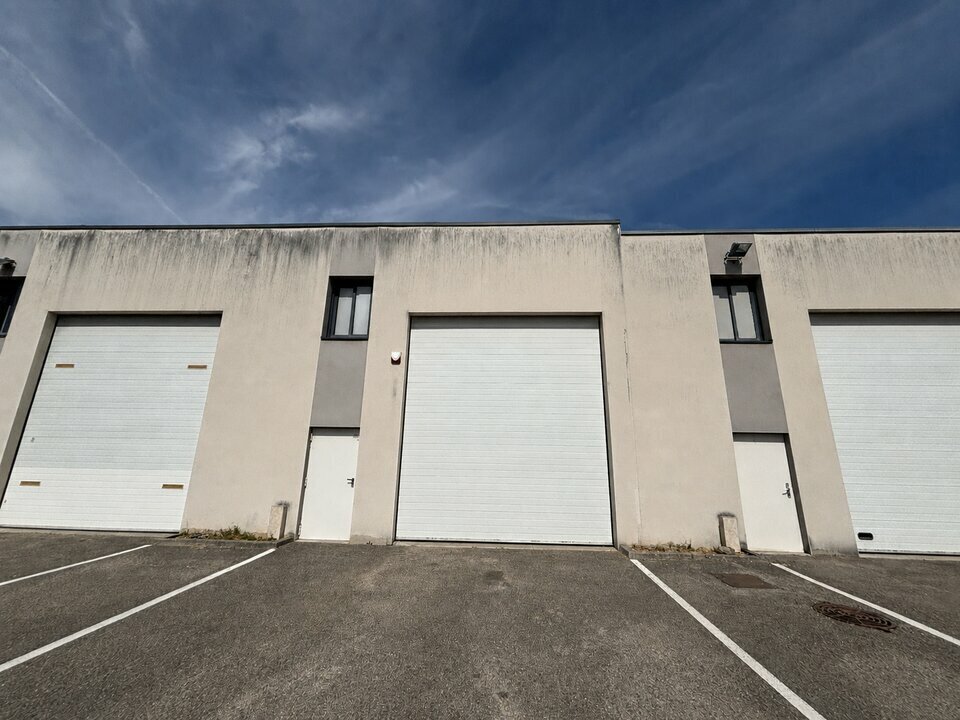 Light Industrial in Saint-Laurent-de-Mure to rent Building Photo- Image 1 of 13