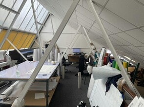 17 Cumberland Ave, London to rent Interior Photo- Image 2 of 2