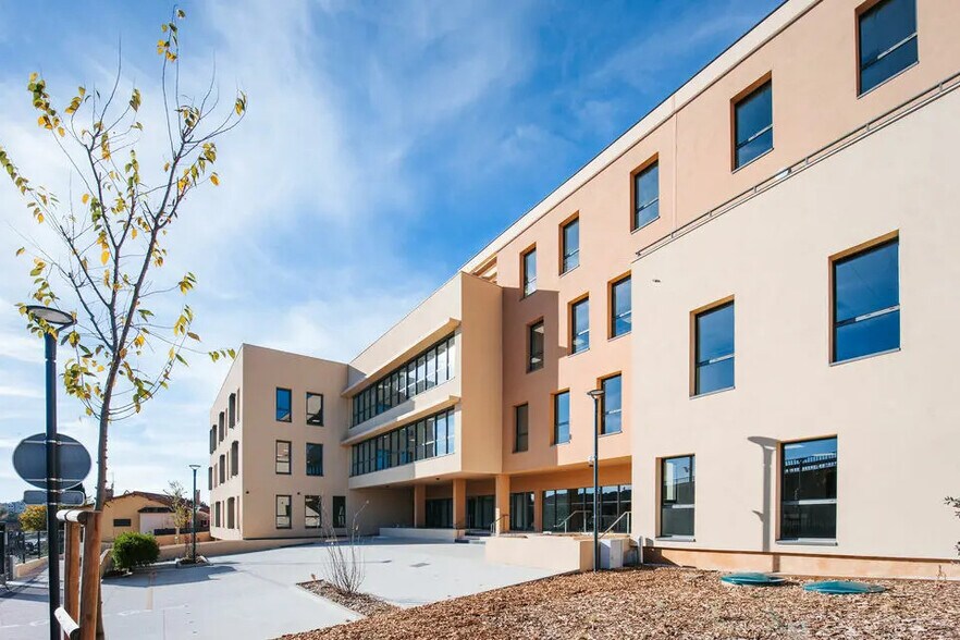 Office in Aix-en-Provence to rent - Building Photo - Image 3 of 16