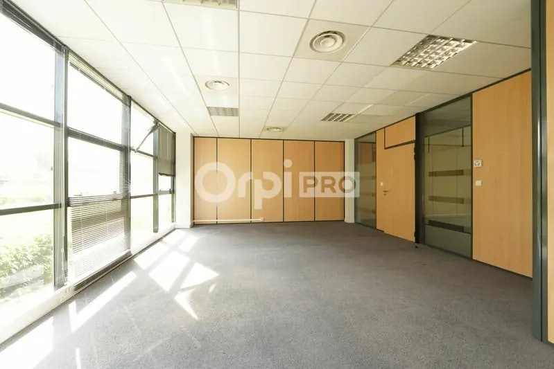 117 Allée Des Parcs, Saint-Priest to rent - Interior Photo - Image 1 of 24