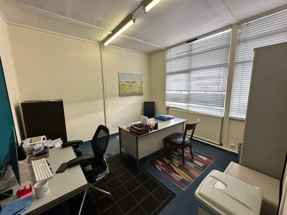 9-10 London Rd, Neath to rent Interior Photo- Image 1 of 4