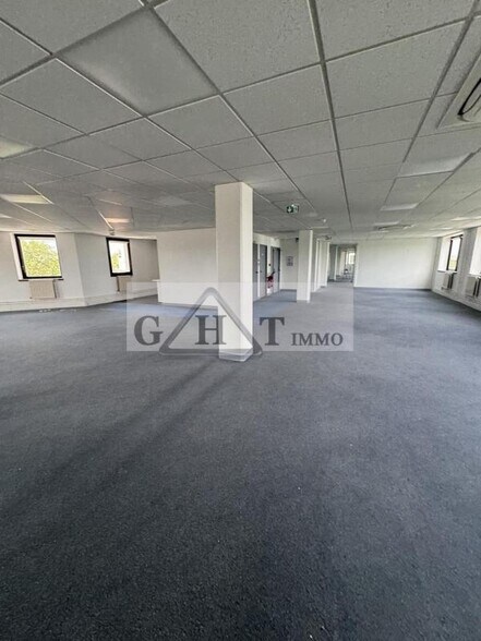 Office in Saint-Denis to rent - Building Photo - Image 3 of 12