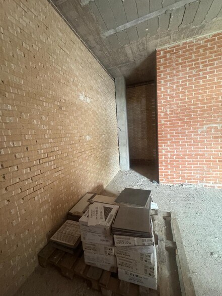 Retail in Alovera, Guadalajara to rent - Interior Photo - Image 2 of 3