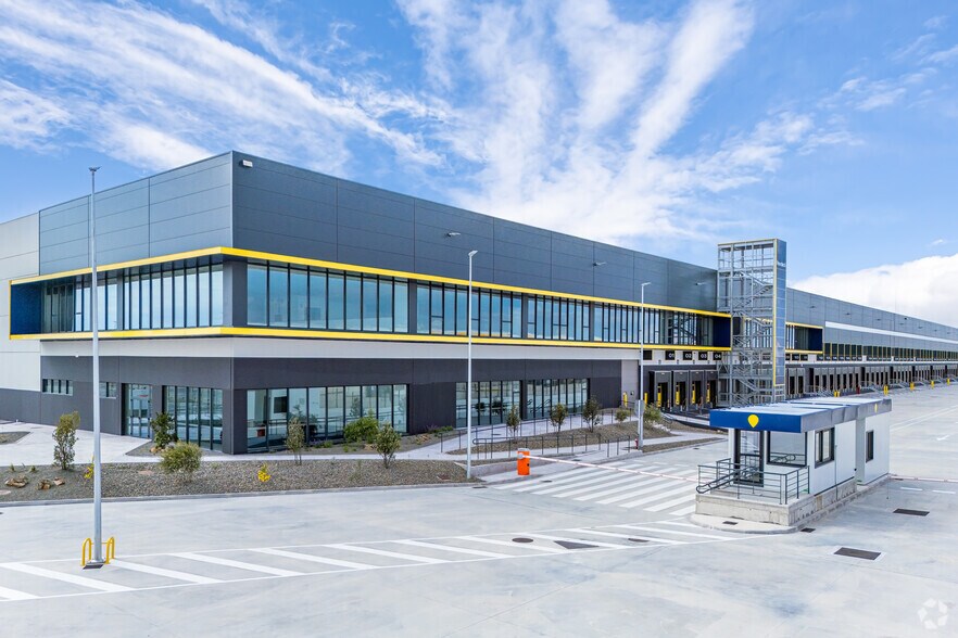 Avenida Hontalva, 3(A), Illescas, Toledo to rent - Building Photo - Image 3 of 12