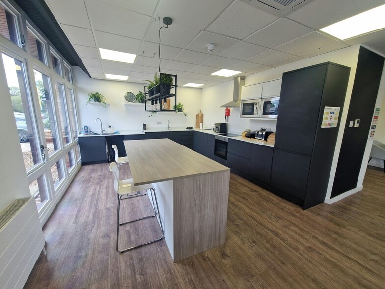 Waterberry Dr, Waterlooville to rent - Building Photo - Image 3 of 14