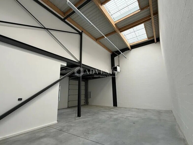 Light Industrial in Lieusaint to rent - Interior Photo - Image 2 of 7