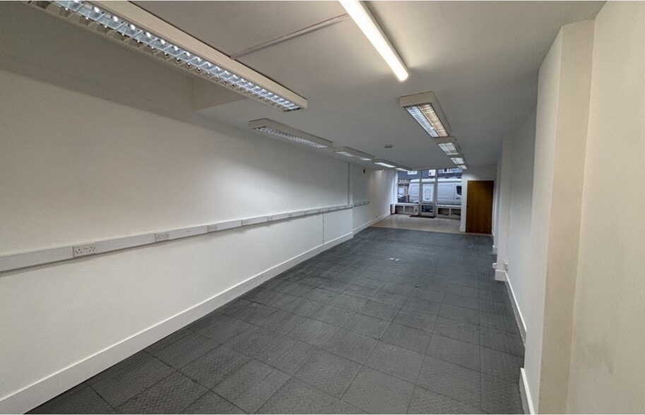 51 Albert Rd, Southsea for sale - Interior Photo - Image 3 of 6