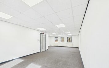 Centre Ct, Pontypridd to rent Interior Photo- Image 1 of 16