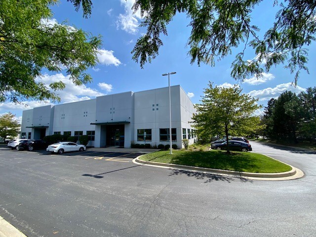 545 Willowbrook Centre Pky, Willowbrook, IL for rent - Building Photo - Image 2 of 17