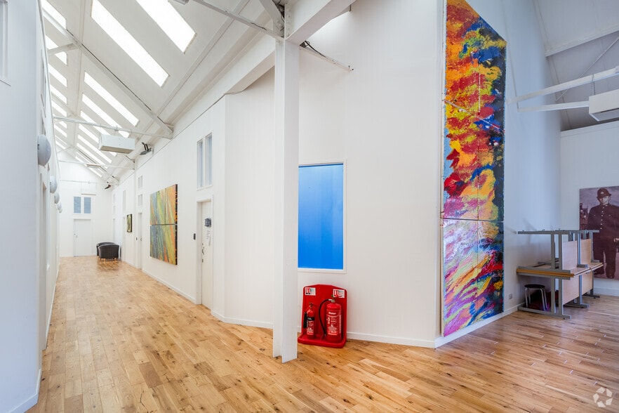 99 Giles St, Edinburgh to rent - Lobby - Image 2 of 10