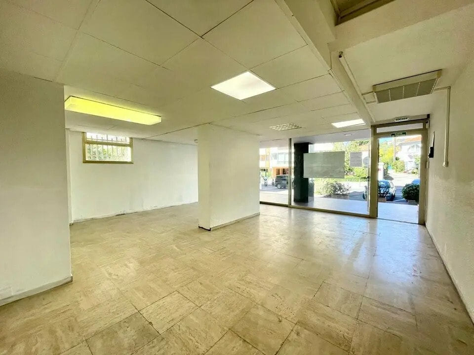 Location Commerce 155 m² - Photo 1
