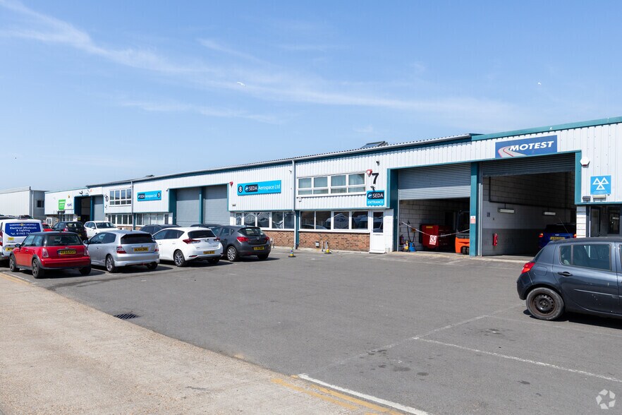 Meadow Rd, Worthing to rent - Building Photo - Image 2 of 4