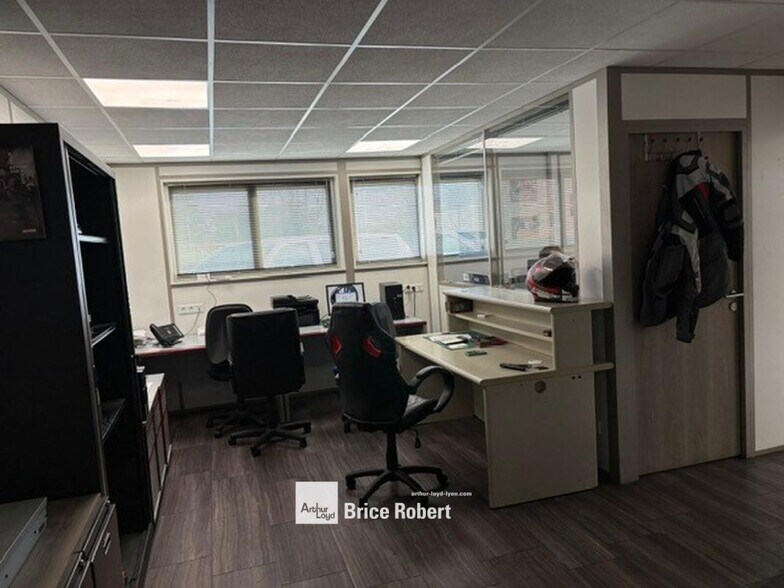 Light Industrial in Miribel to rent - Interior Photo - Image 3 of 7