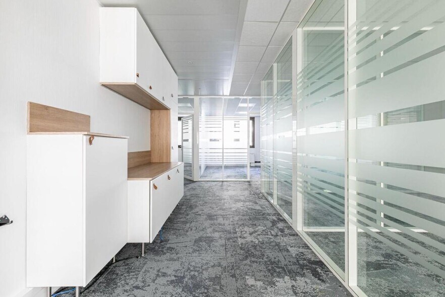 19 Rue D'Orleans, Neuilly-sur-Seine to rent - Building Photo - Image 2 of 14
