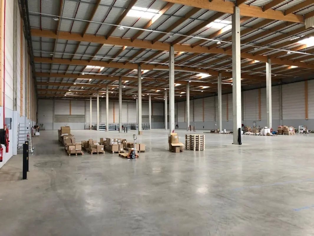 Industrial in Marly-la-Ville to rent Interior Photo- Image 1 of 6