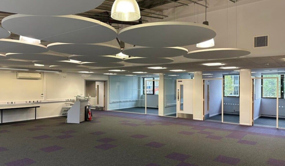 Rhodes Way, Watford to rent - Building Photo - Image 2 of 2