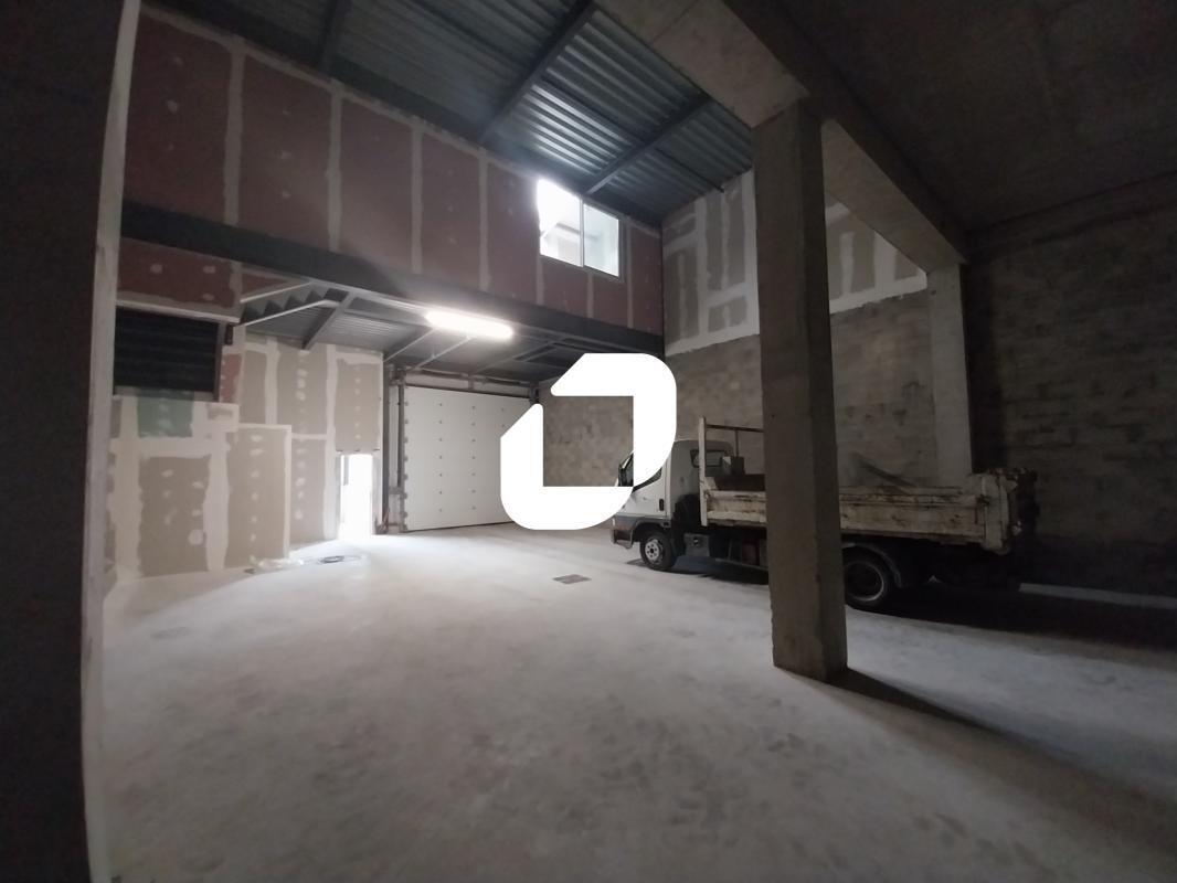Light Industrial in Montfermeil to rent Construction Photo- Image 1 of 14
