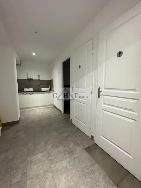 Location Entrepôt 1 850 m² - Photo 1