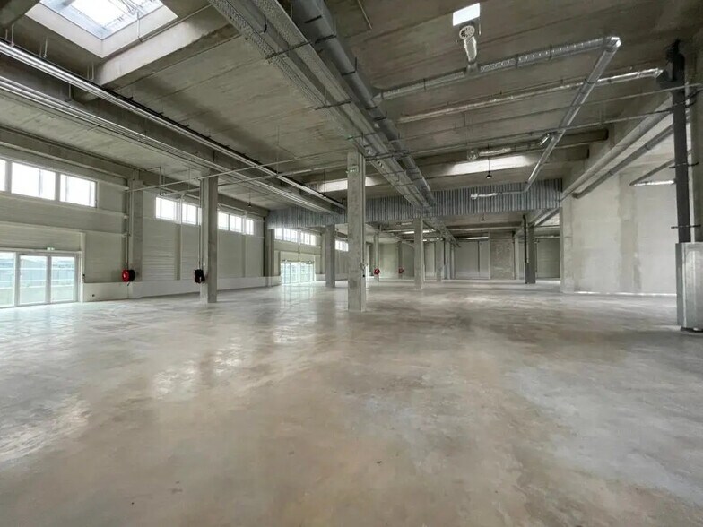 Industrial in Vitry-sur-Seine to rent - Building Photo - Image 2 of 7