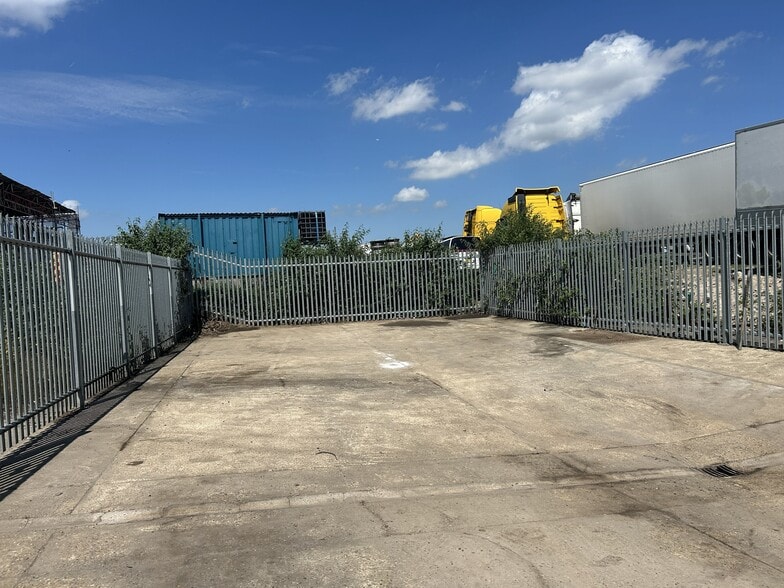 Leagrave Rd, Luton to rent - Building Photo - Image 2 of 4