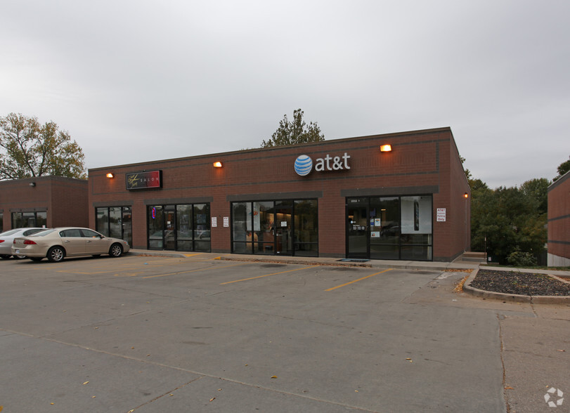 12219-12221 Shawnee Mission Pky, Shawnee, KS for rent - Building Photo - Image 1 of 4