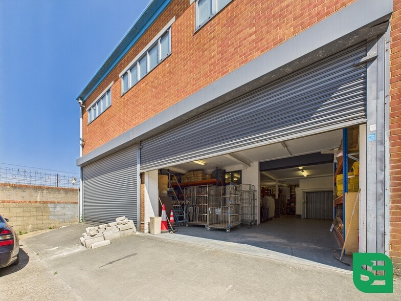 320-328 Selbourne Rd, Luton to rent - Building Photo - Image 2 of 2