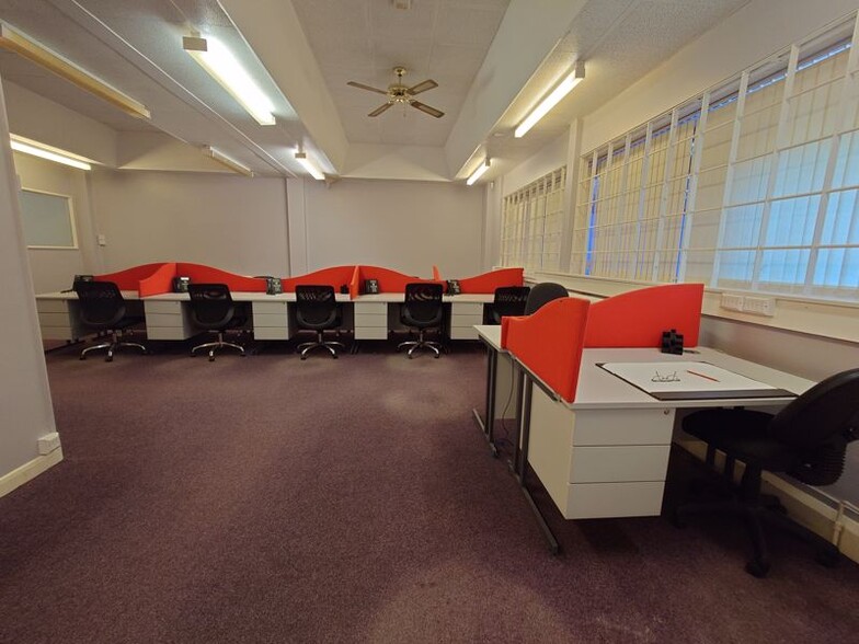 97 Bridge Rd, Wakefield for sale - Interior Photo - Image 3 of 15