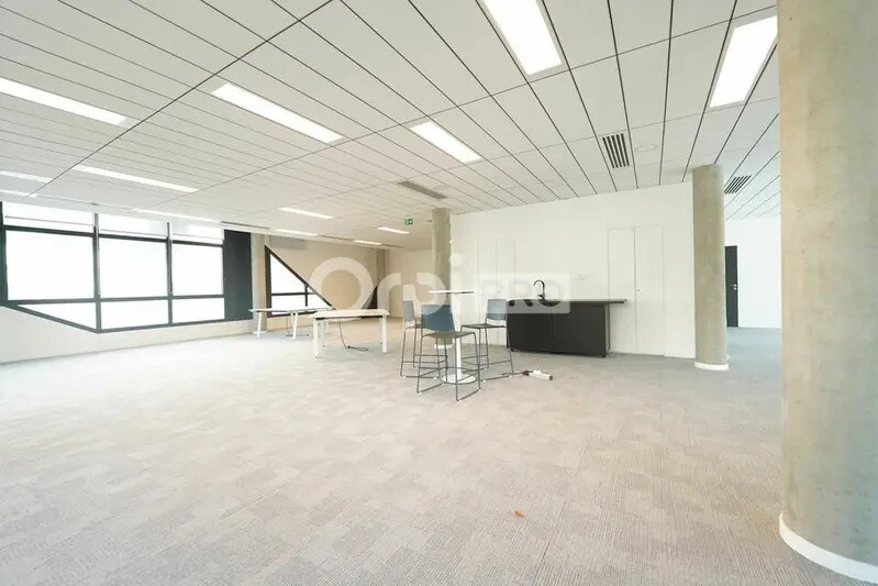 19 Rue Des Rosiéristes, Champagne-au-Mont-d'Or to rent - Interior Photo - Image 3 of 7