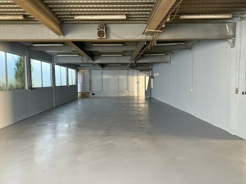 Light Industrial in Juilly for sale - Interior Photo - Image 3 of 7