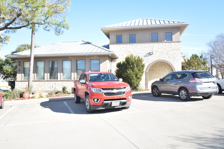 2401 W Oak St, Denton, TX for rent - Building Photo - Image 3 of 18