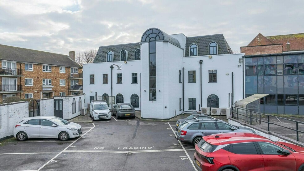 7 Kings Rd, Southsea to rent - Building Photo - Image 3 of 24