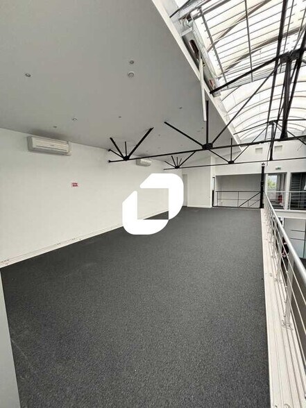 Light Industrial in Nanterre to rent - Interior Photo - Image 3 of 21