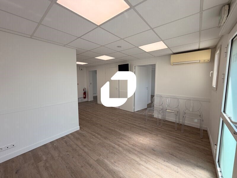 Location Bureaux 70 m² - Photo 1