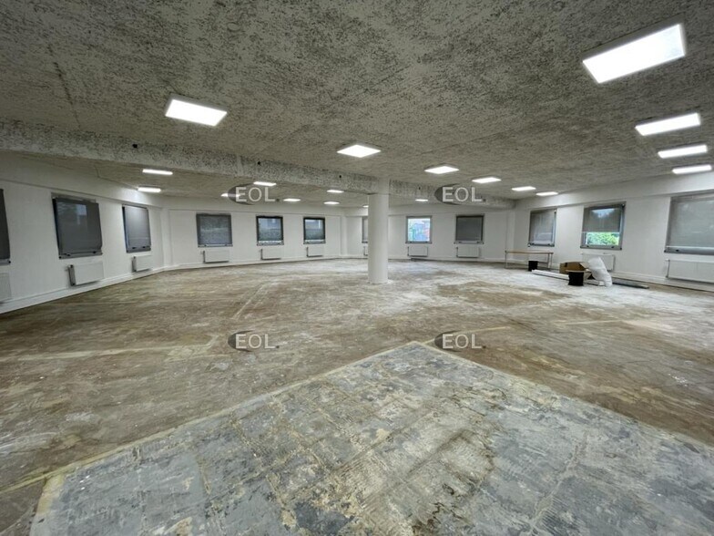 Light Industrial in Nanterre to rent - Interior Photo - Image 3 of 6