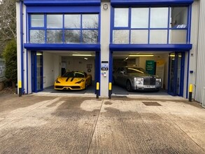 1B Travellers Close, North Mymms to rent Building Photo- Image 2 of 3