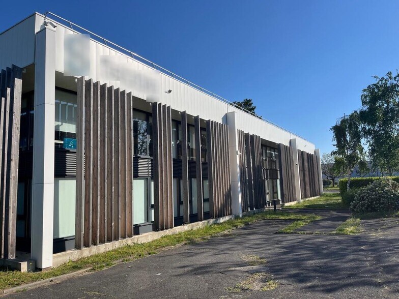 17 Rue Des Oziers, SAINT-OUEN-L'AUMONE to rent - Building Photo - Image 2 of 19