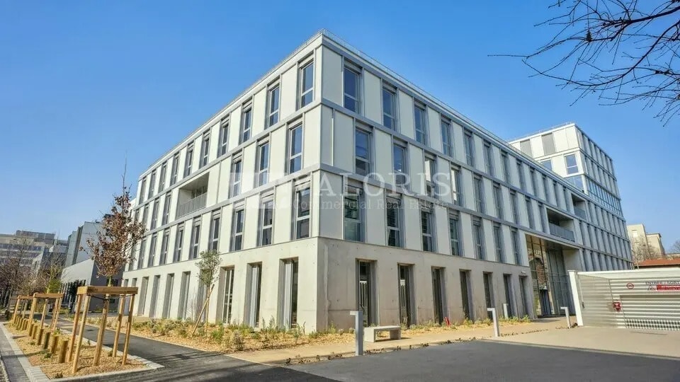 Office / Retail in Lyon to rent Building Photo- Image 1 of 2