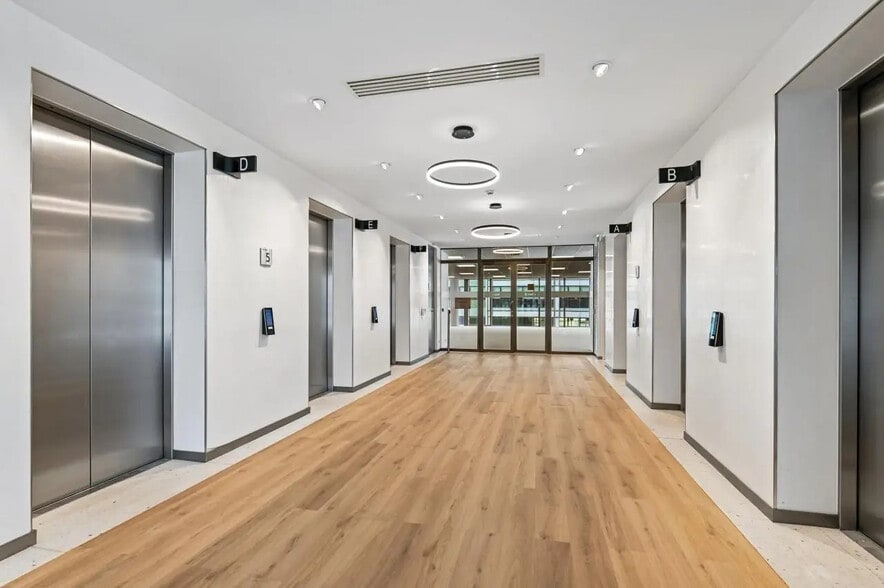 Office in Saint-Ouen-sur-Seine to rent - Building Photo - Image 3 of 35