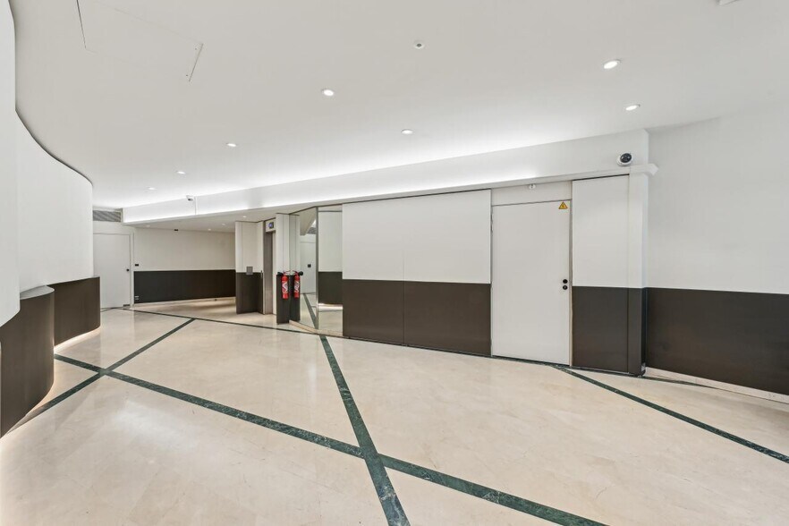 31-39 Rue Du Gouverneur Général Eboué, Issy-les-Moulineaux to rent - Building Photo - Image 3 of 14