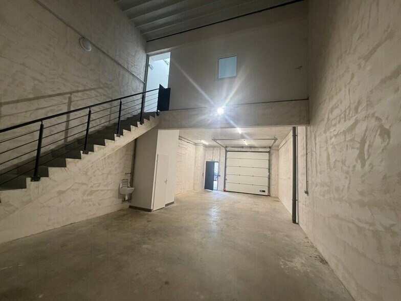 Light Industrial in Neuville-sur-Saône to rent - Interior Photo - Image 3 of 12
