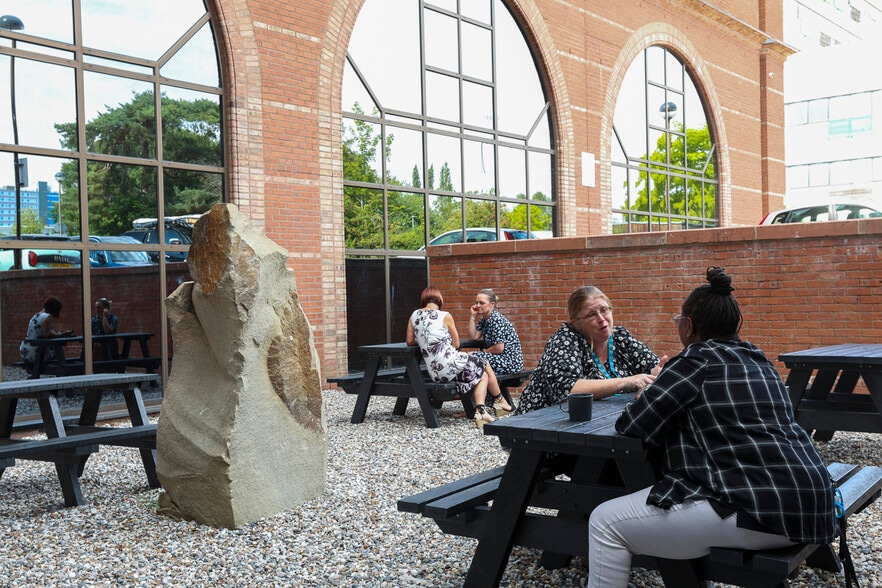 London Rd, Stevenage to rent - Building Photo - Image 2 of 8