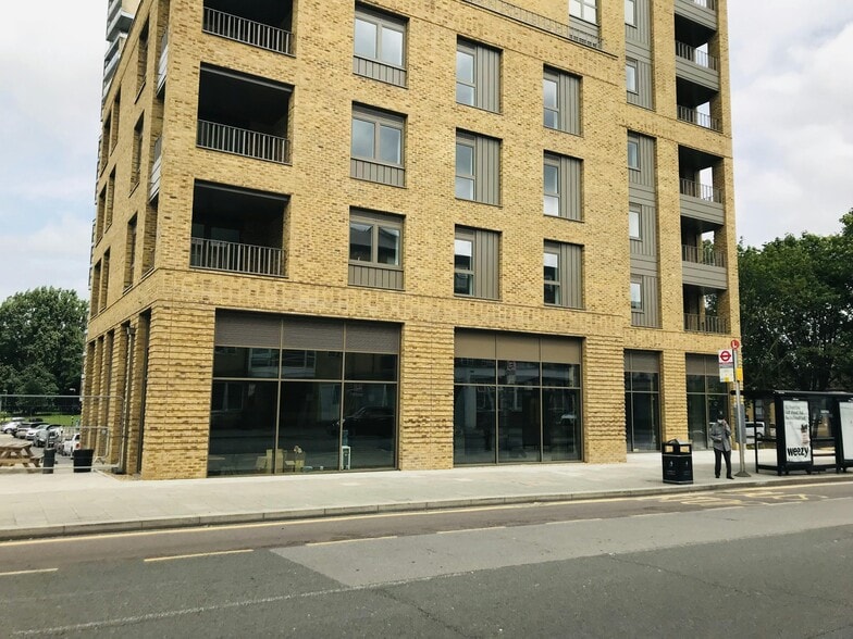 416 Wandsworth Rd, London to rent - Building Photo - Image 1 of 4