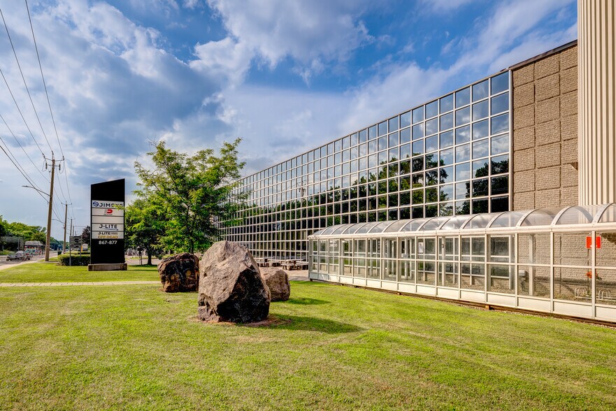 867-877 Boul Jean-Paul-Vincent, Longueuil, QC to rent - Building Photo - Image 2 of 3